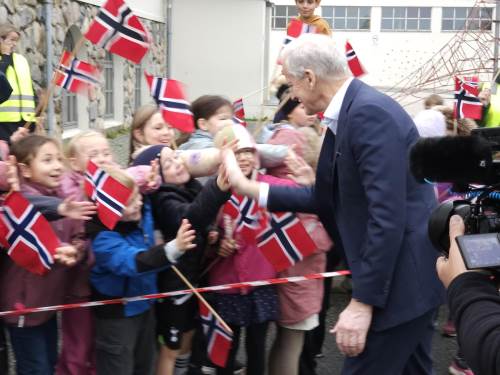 Statsministaren helsar på småtrinnet. 